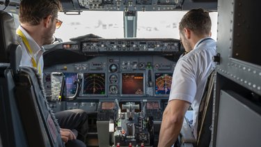 Praca jako pilot samolotu – zarobki, wymagania i perspektywy zawodowe