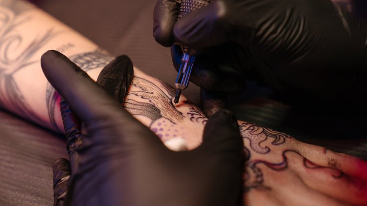 Praca jako tatuażysta – zarobki, ścieżka kariery