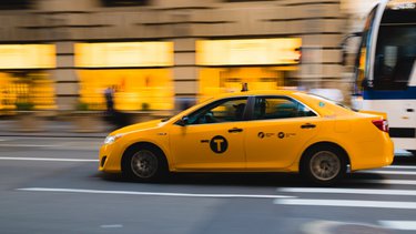 Praca jako taksówkarz – zarobki i wymagania